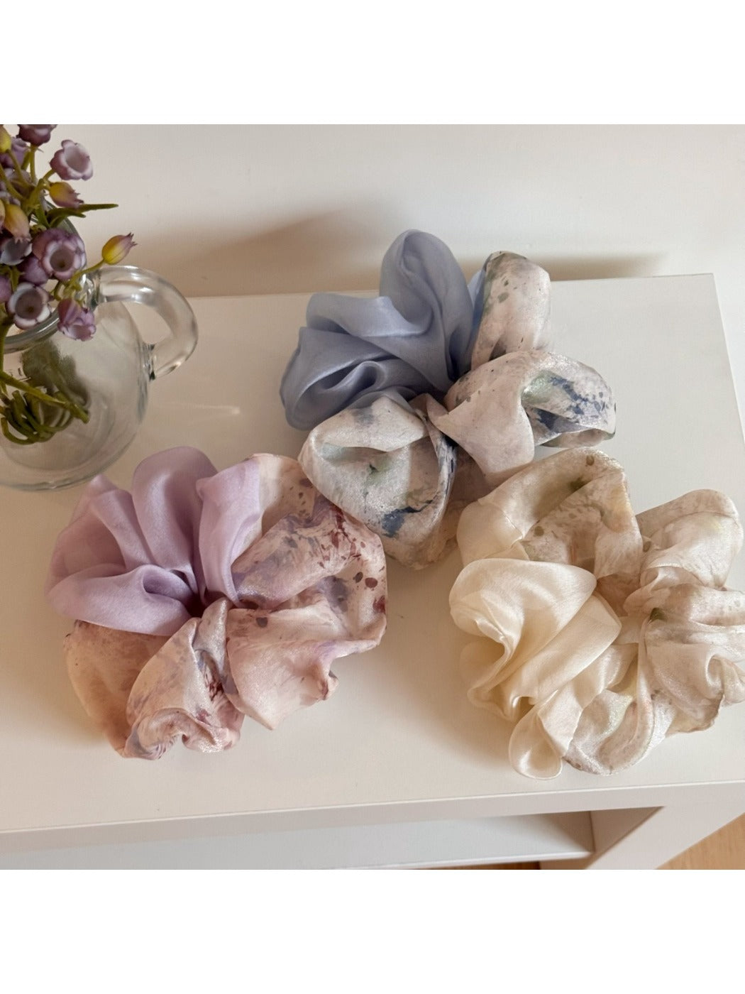 Gifty scrunchie with trendy gradient color block design in pastel shades