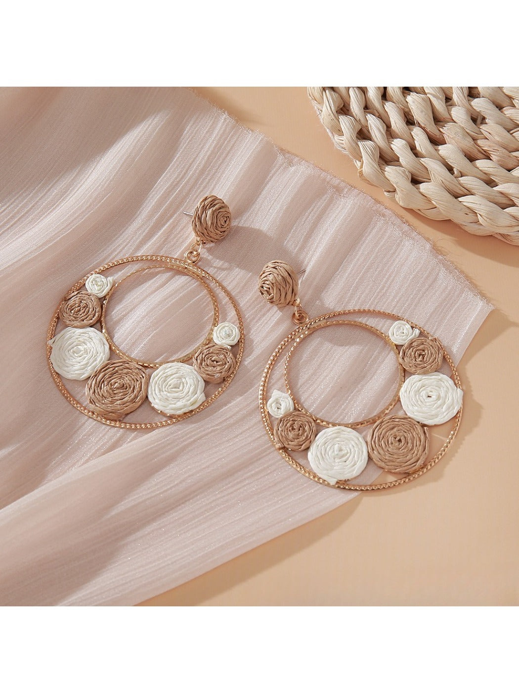 Sweet Raffia Circle Stud Earrings arranged with natural raffia fibers