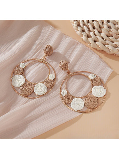 Sweet Raffia Circle Stud Earrings arranged with natural raffia fibers
