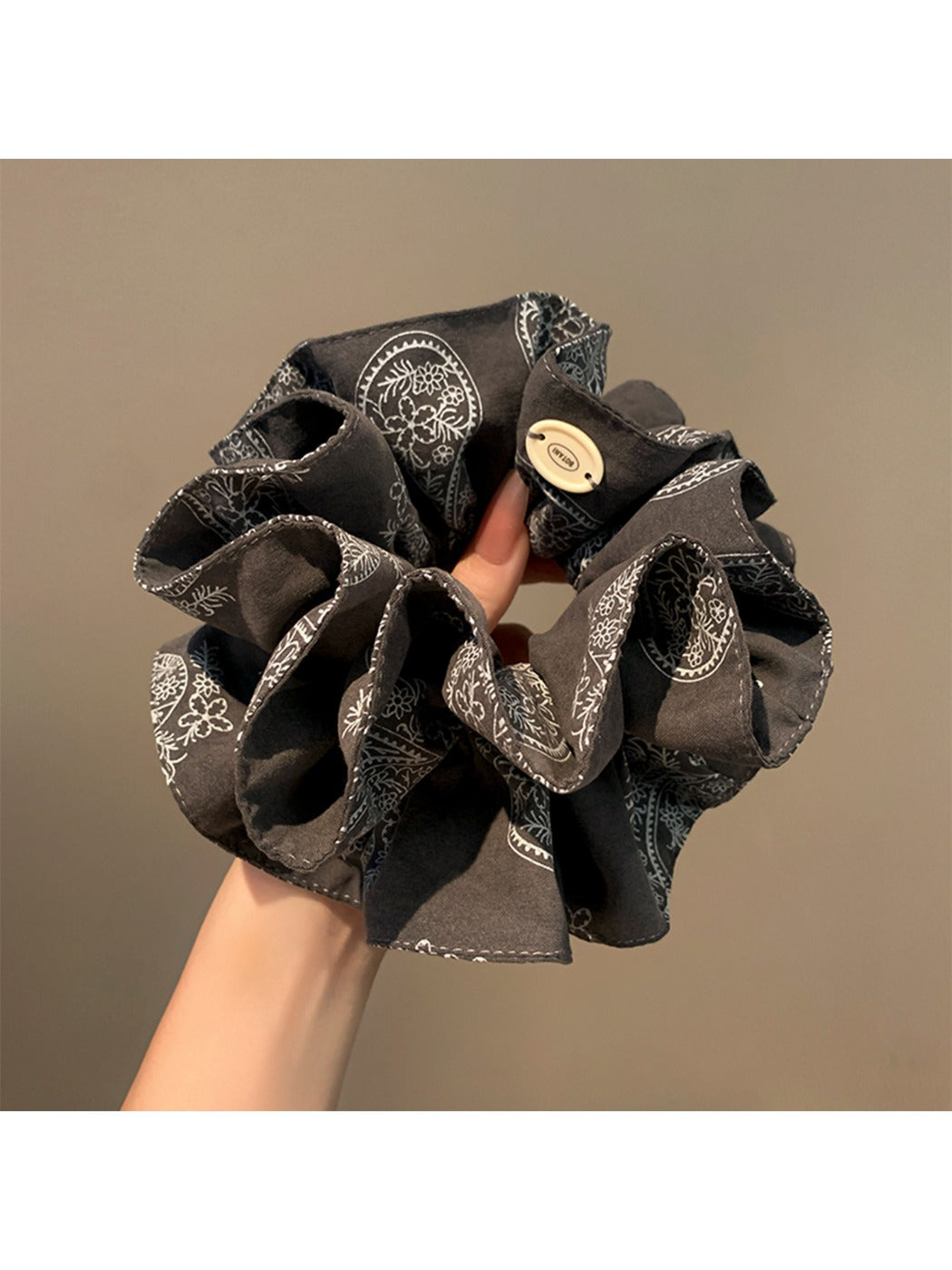 Gifty - Retro Fashionable Paisley Print Square Scrunchie