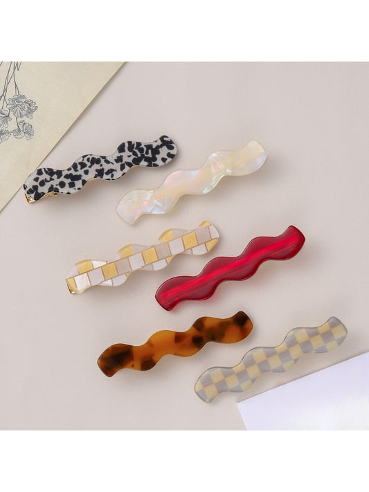 Beau exquisite wavy hair clip in glossy black, close-up view