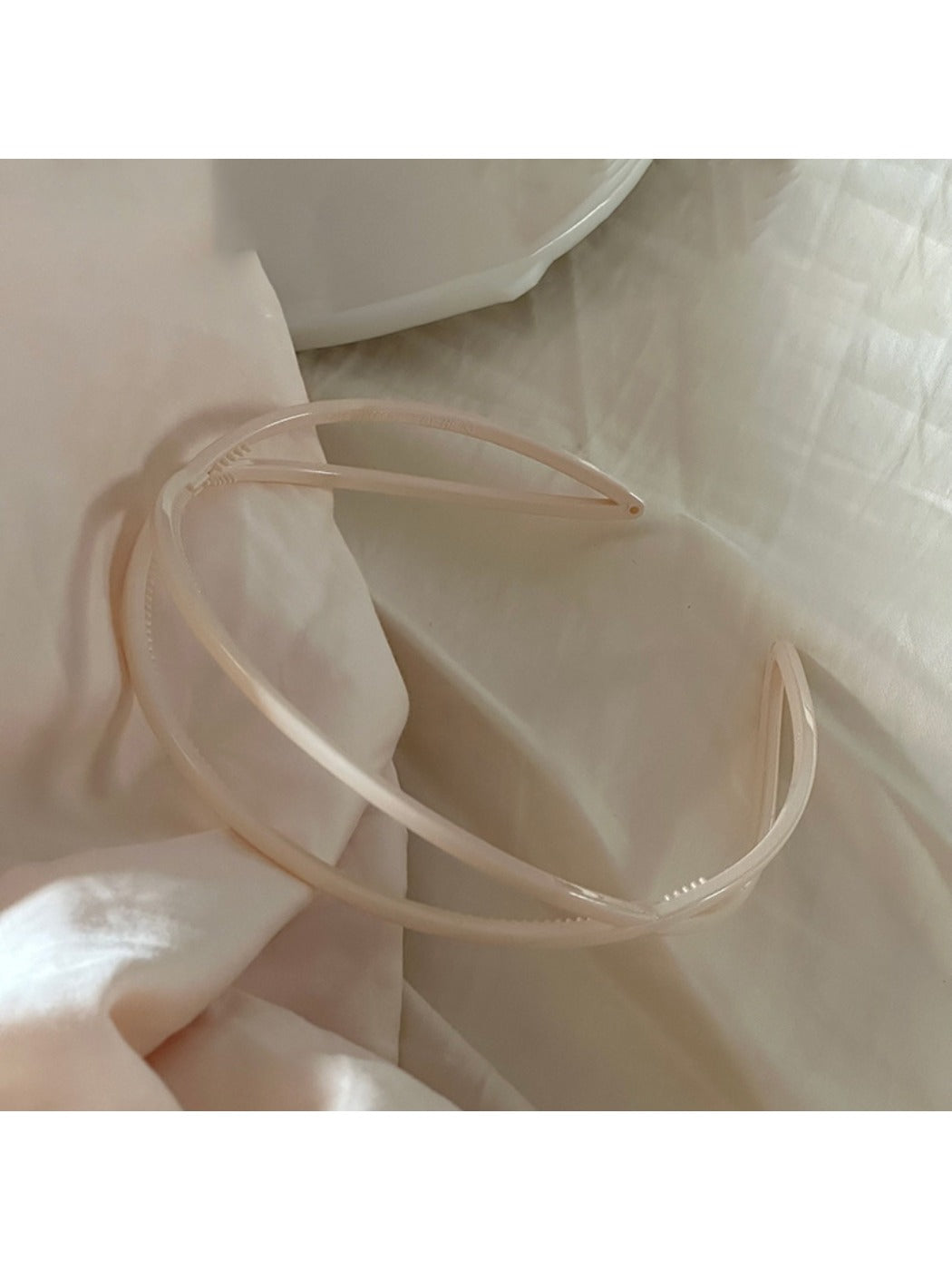 Side view of Gifty minimalist acrylic headband highlighting curved design