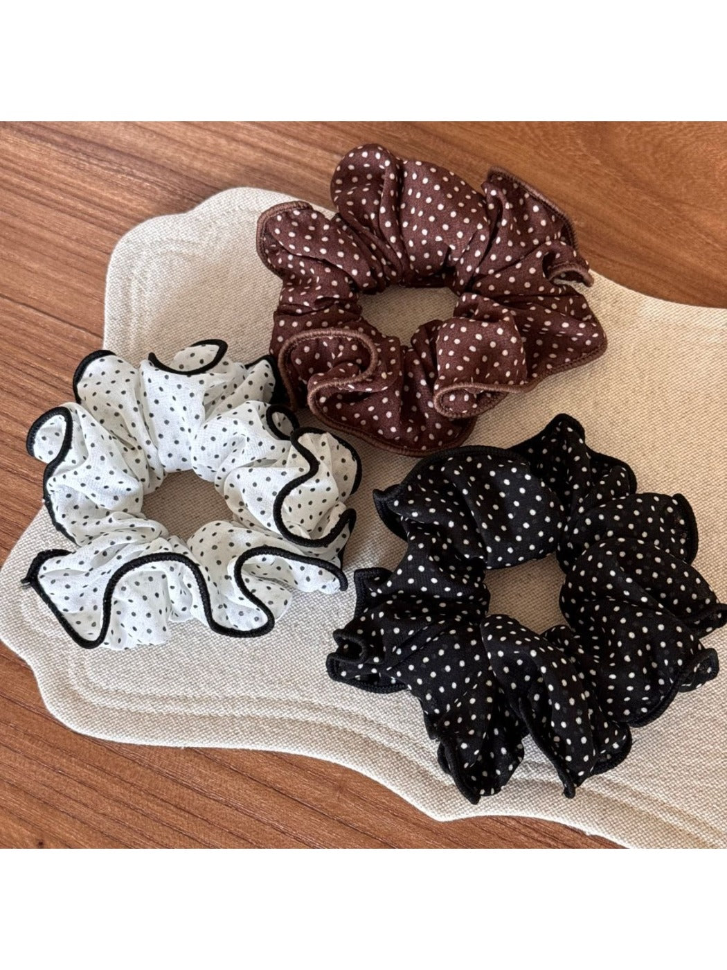 Gifty - Polka Dot Floral Scrunchie