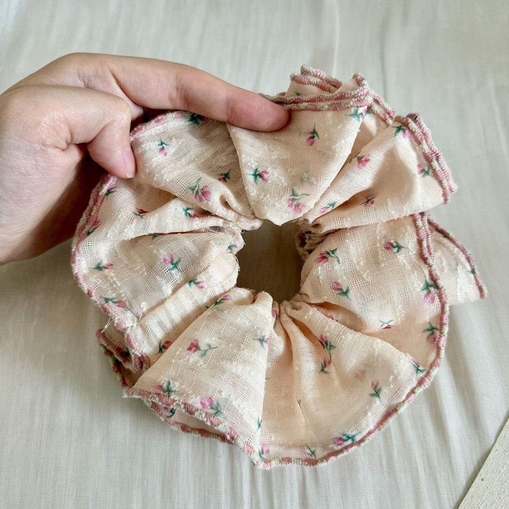 Gifty - Floral Ruffle Trim Polyester Scrunchie