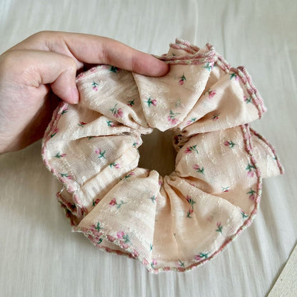 Gifty - Floral Ruffle Trim Polyester Scrunchie