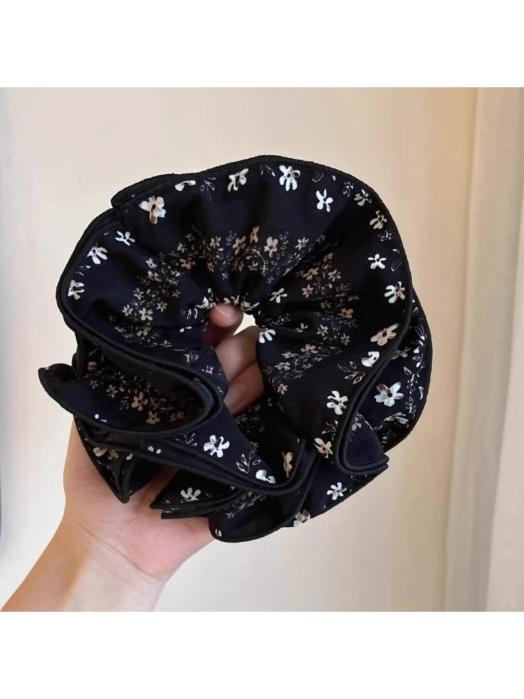 Gifty - Charming Countryside Floral Scrunchie