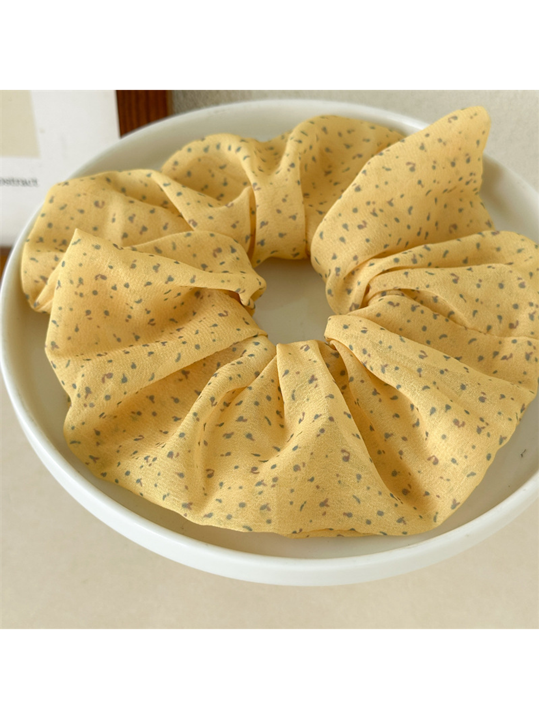 Gifty - Sweet Style Floral Scrunchie