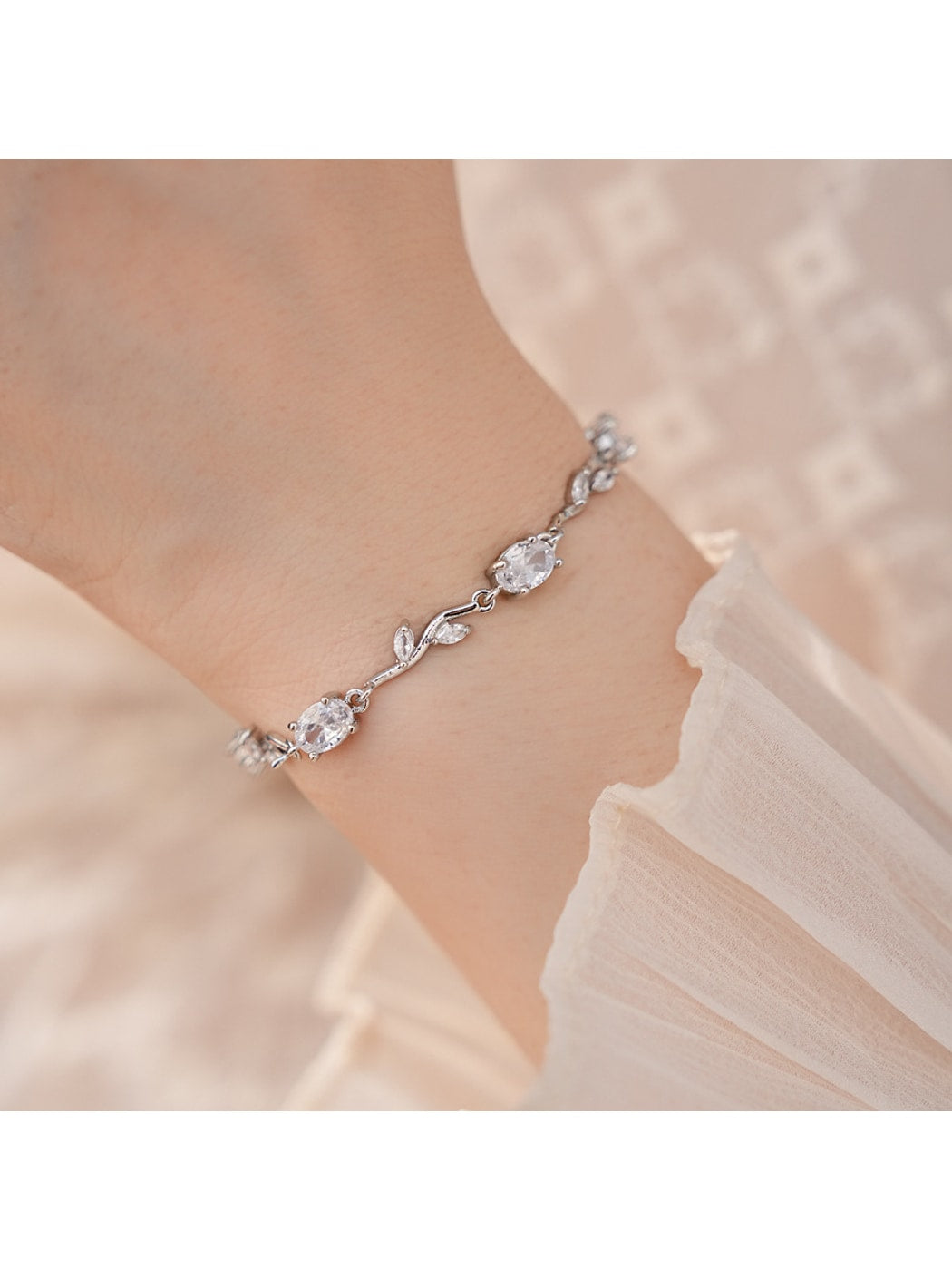 Lovra - Alloy Oval Flower Synthetic Zircon Bracelet