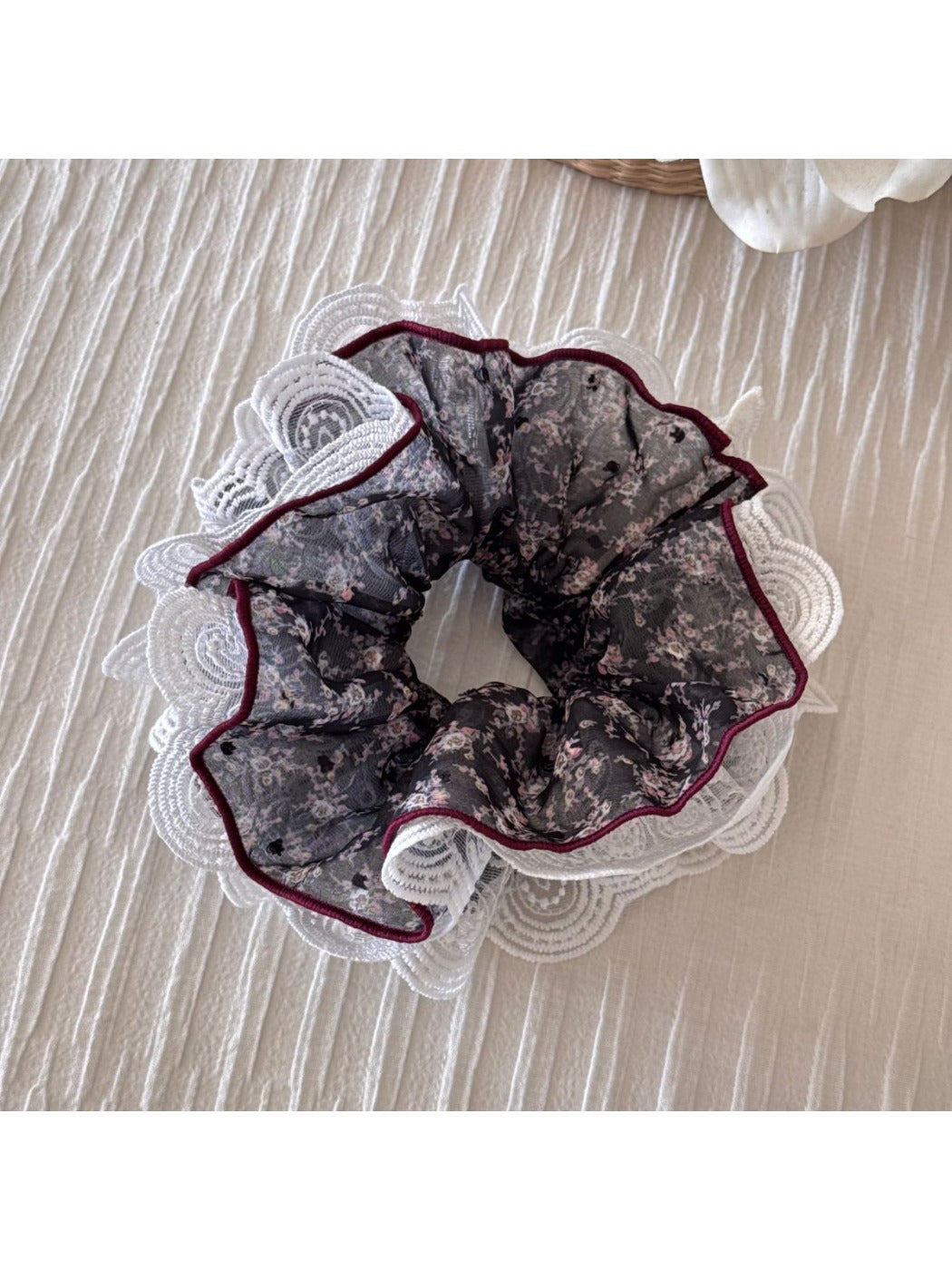 Gifty - Lace Trim Floral Print Scrunchie