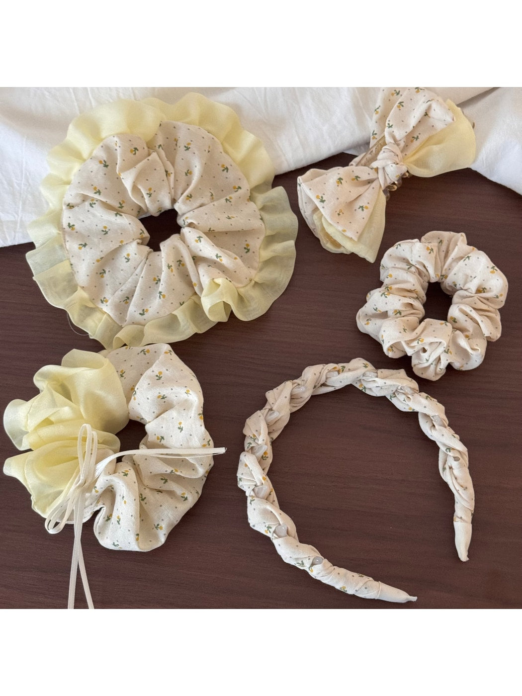 Gifty - Floral Ruffle Trim Polyester Fabric Scrunchie