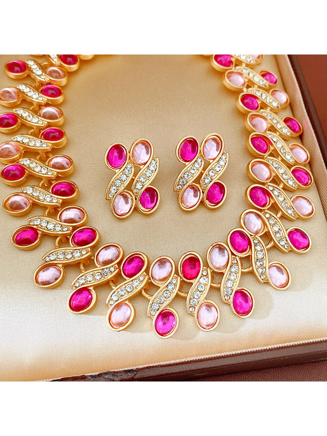 Nozari - Vintage Geometric Oval Rhinestone Necklace