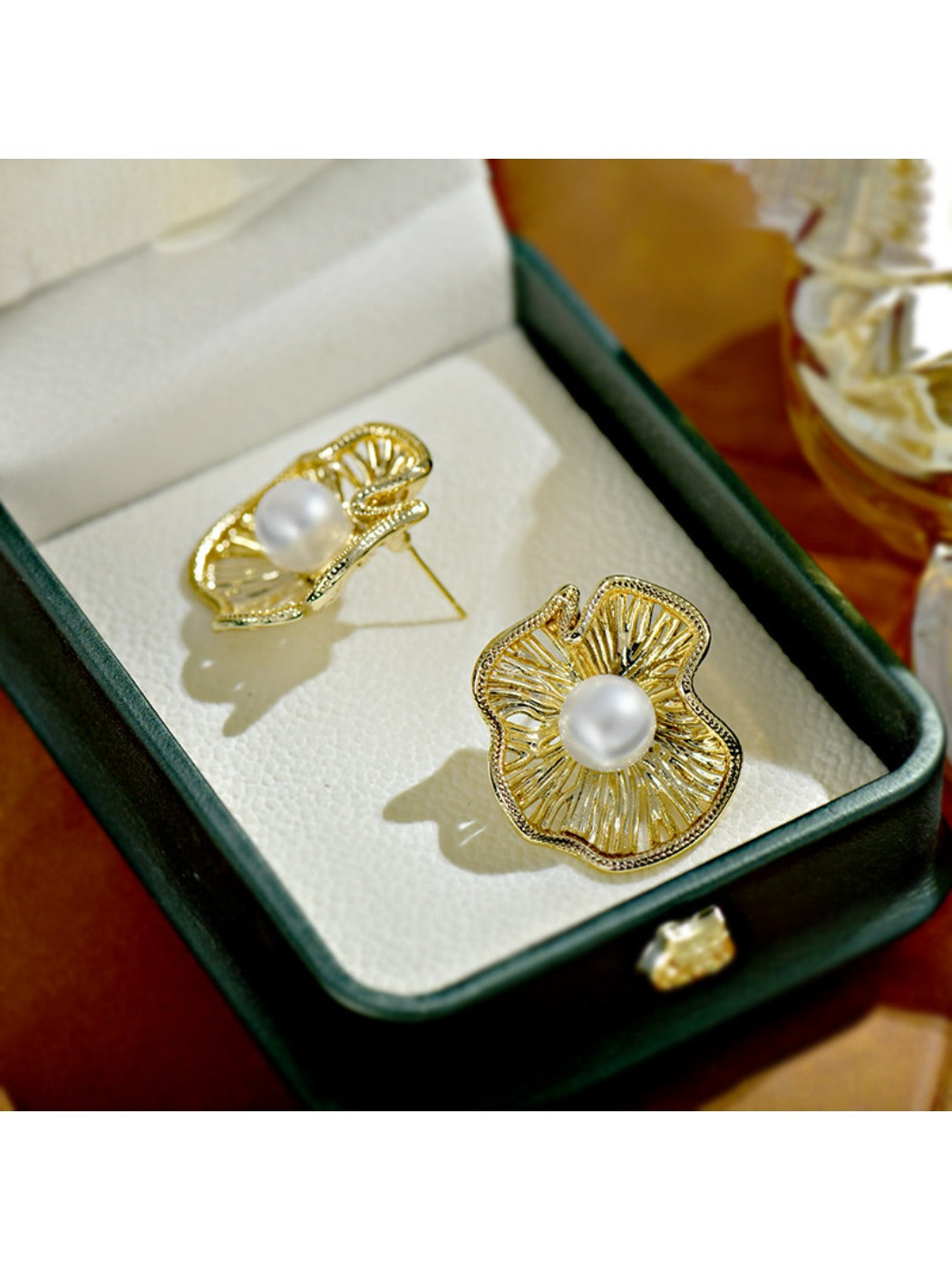 Earedge - Luxe Openwork Ruffled Stud Earrings