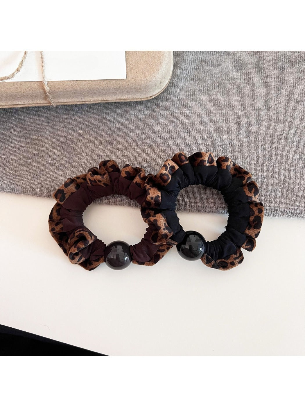 Gifty - Vintage Leopard Print Scrunchie