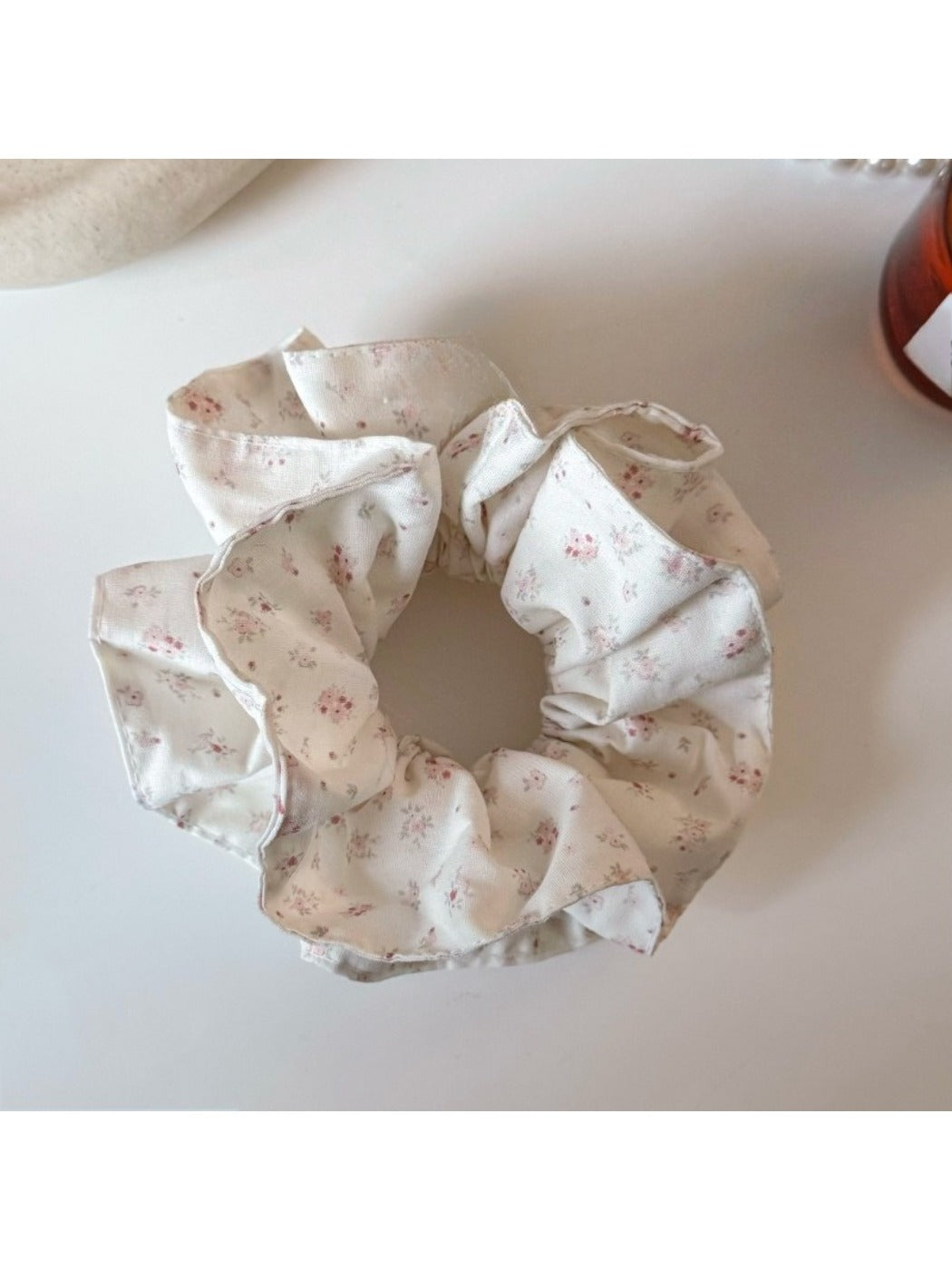 Gifty - Sweet Cream Floral Scrunchie