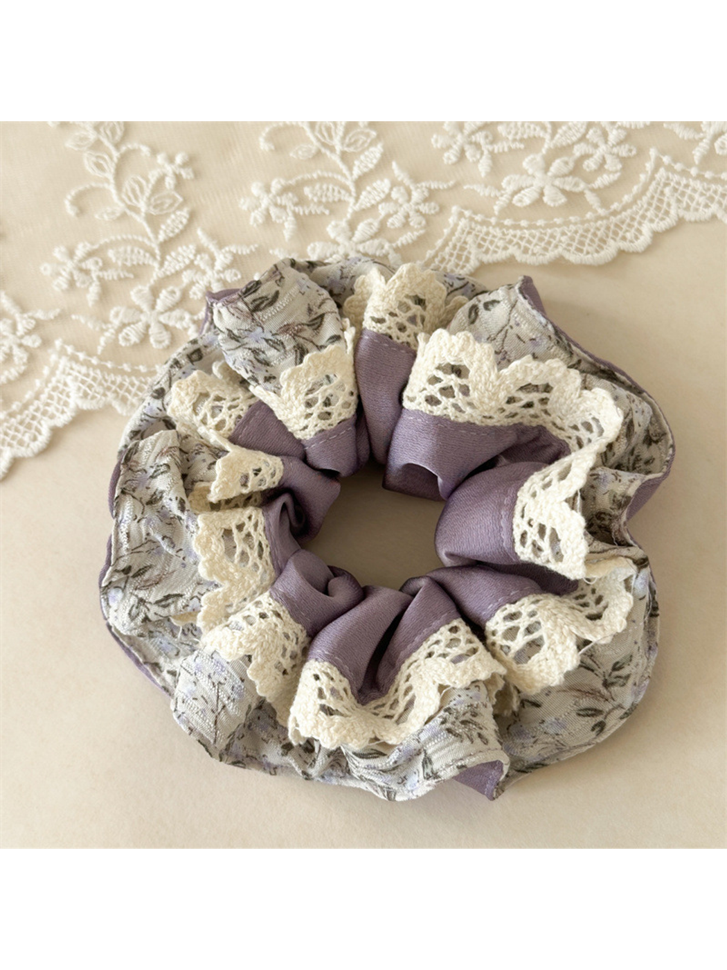 Gifty - Floral Lace Trim Scrunchie