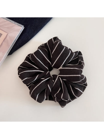 Gifty - Chic Minimalist Stripe Scrunchie