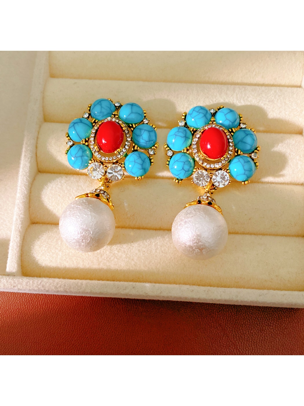 Earedge - Vintage Floral Rhinestone Stud Earrings