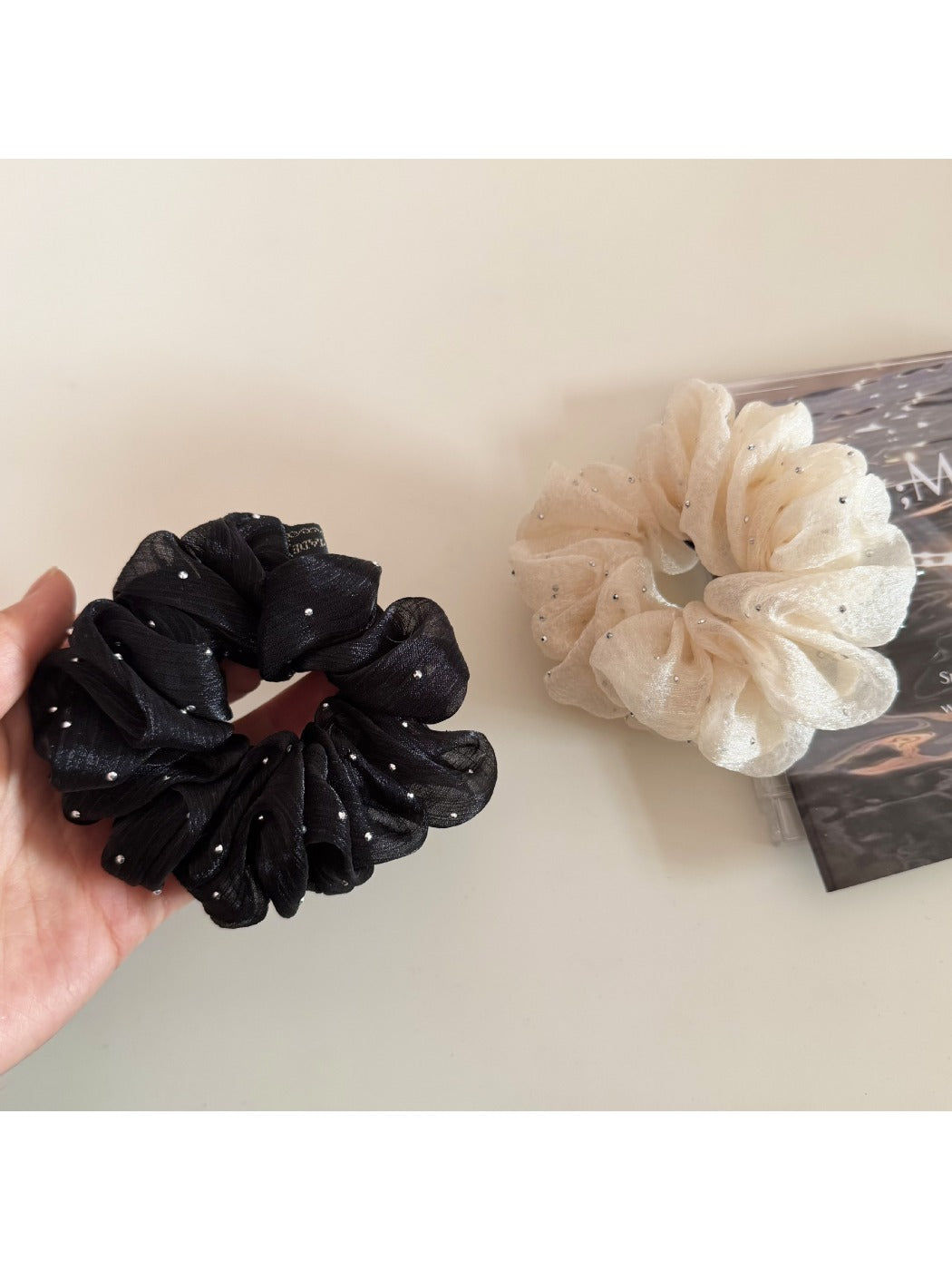 Gifty - Minimalist Solid Color Pleated Scrunchie