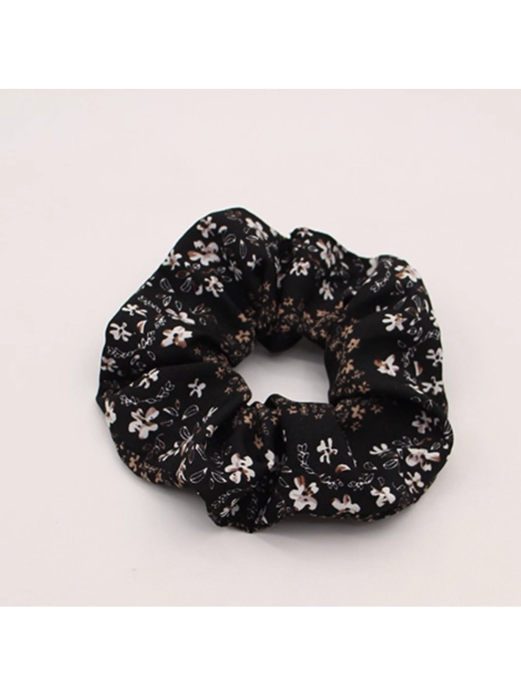 Gifty - Charming Countryside Floral Scrunchie
