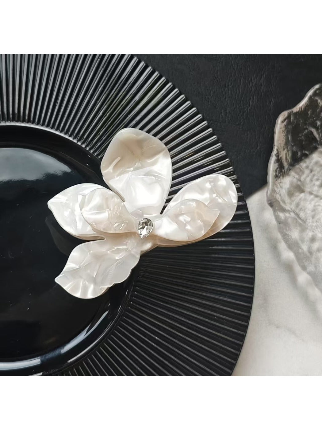 Beau - Chic Petal Shaped Hair Claw Clip
