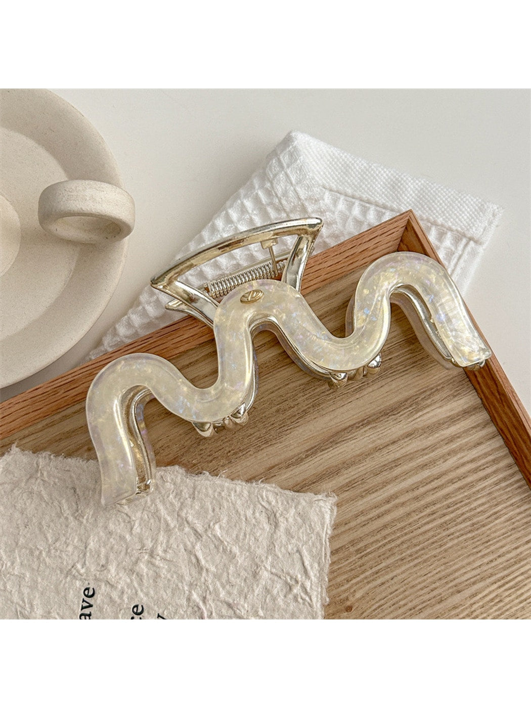 Beau - Acetate Alloy M Shape Statement Claw Clip