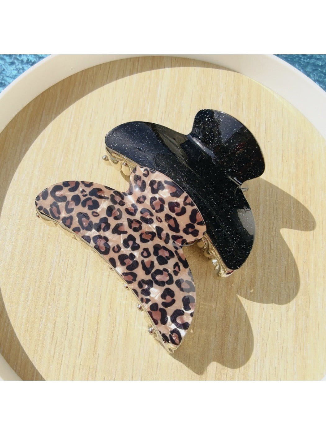 Side view of Beau black glitter and leopard claw clip with open teeth