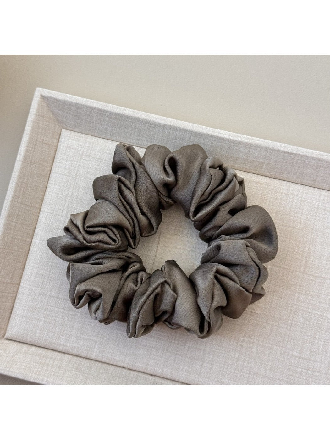 Gifty - Versatile Ruched Satin Hair Scrunchies