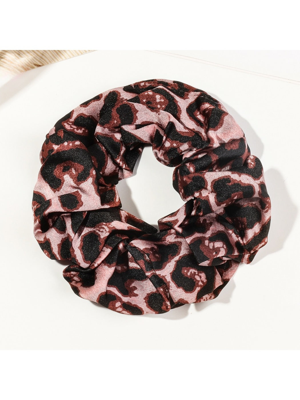 Gifty - Fashionable Leopard Print Scrunchie