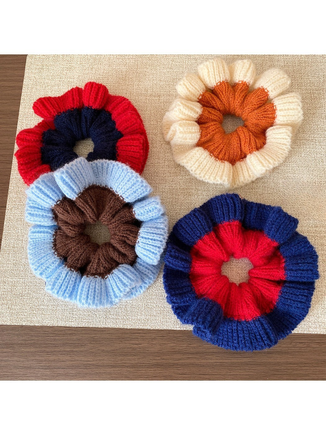 Gifty - Chunky Yarn Scrunchie Hair Tie