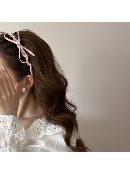 Model wearing the chic pink bow headband with loose hair
