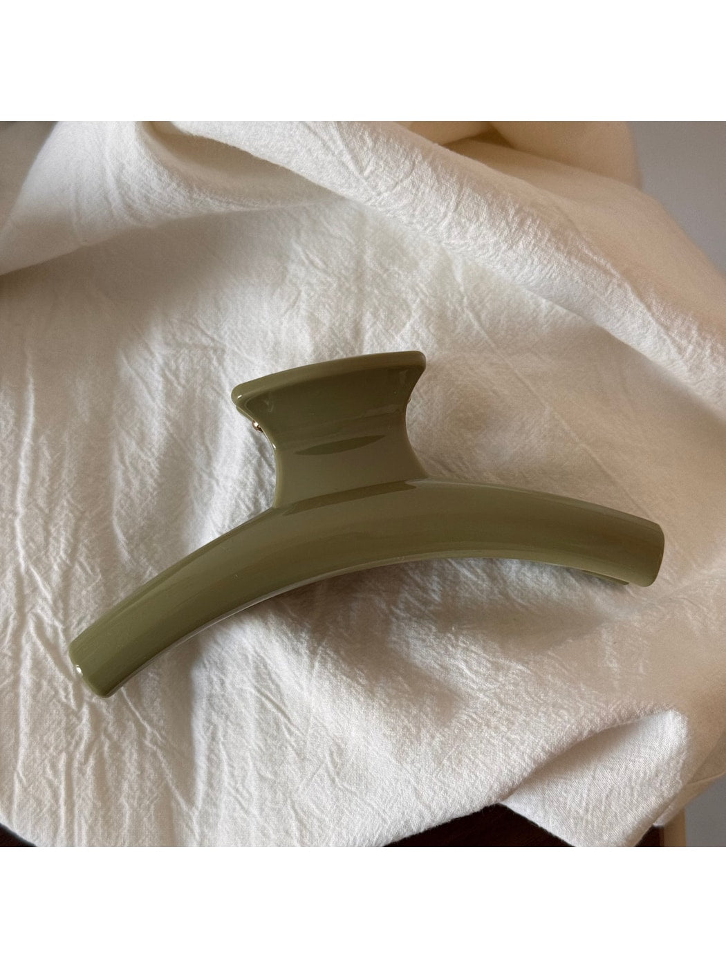 Beau - Glossy Sculpted Plastic Hair Styling Claw Clip