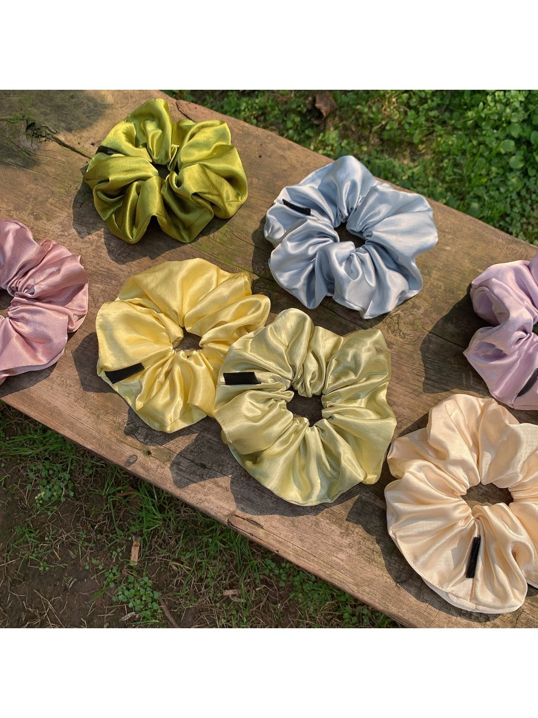 Gifty - Elegant Solid Smocked Scrunchie