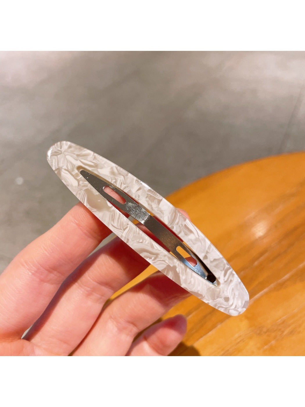 Beau - Elegant Oval Hollowed Out Hair Clip
