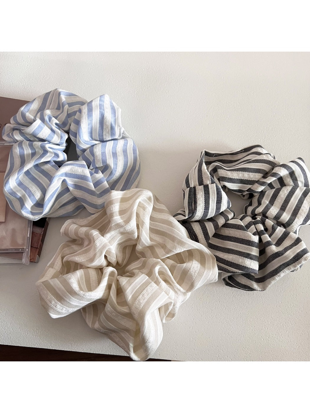 Gifty - Minimalist Colorful Striped Scrunchie