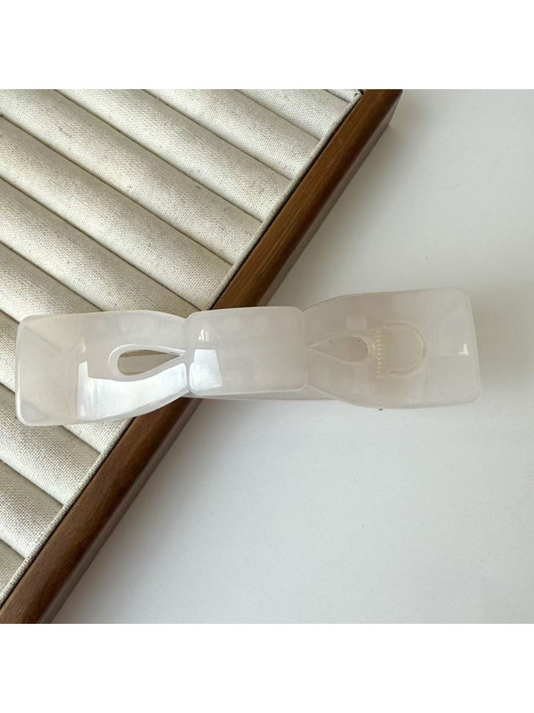 Beau - Minimalist Bow Shaped Hair Claw Clip