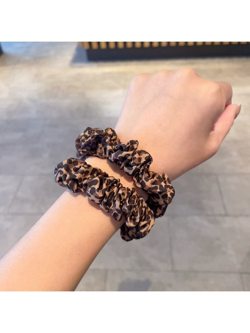 Gifty - Chic Leopard Print Hair Scrunchie