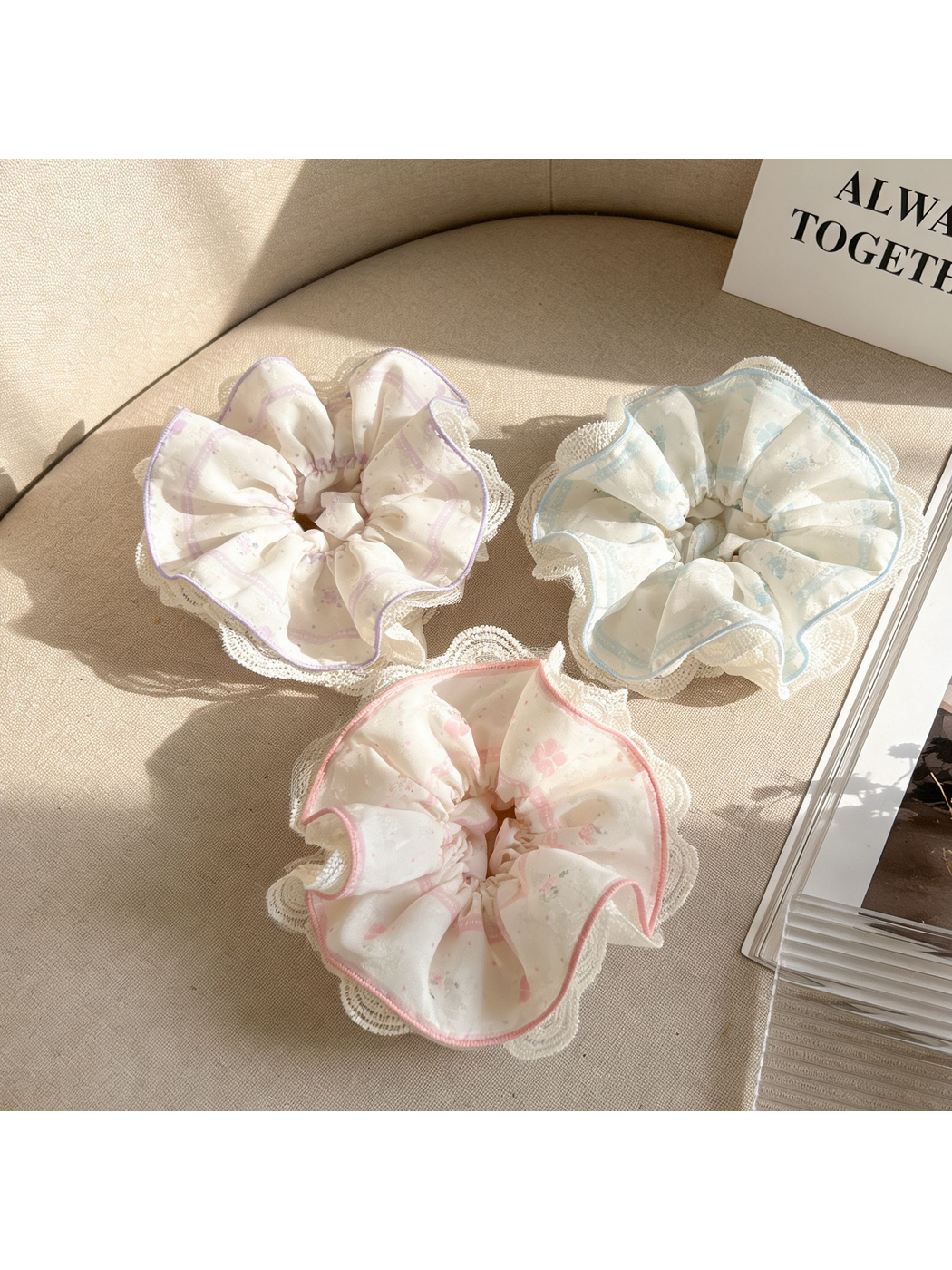 Gifty - Floral Lace Trim Loose Fit Scrunchie