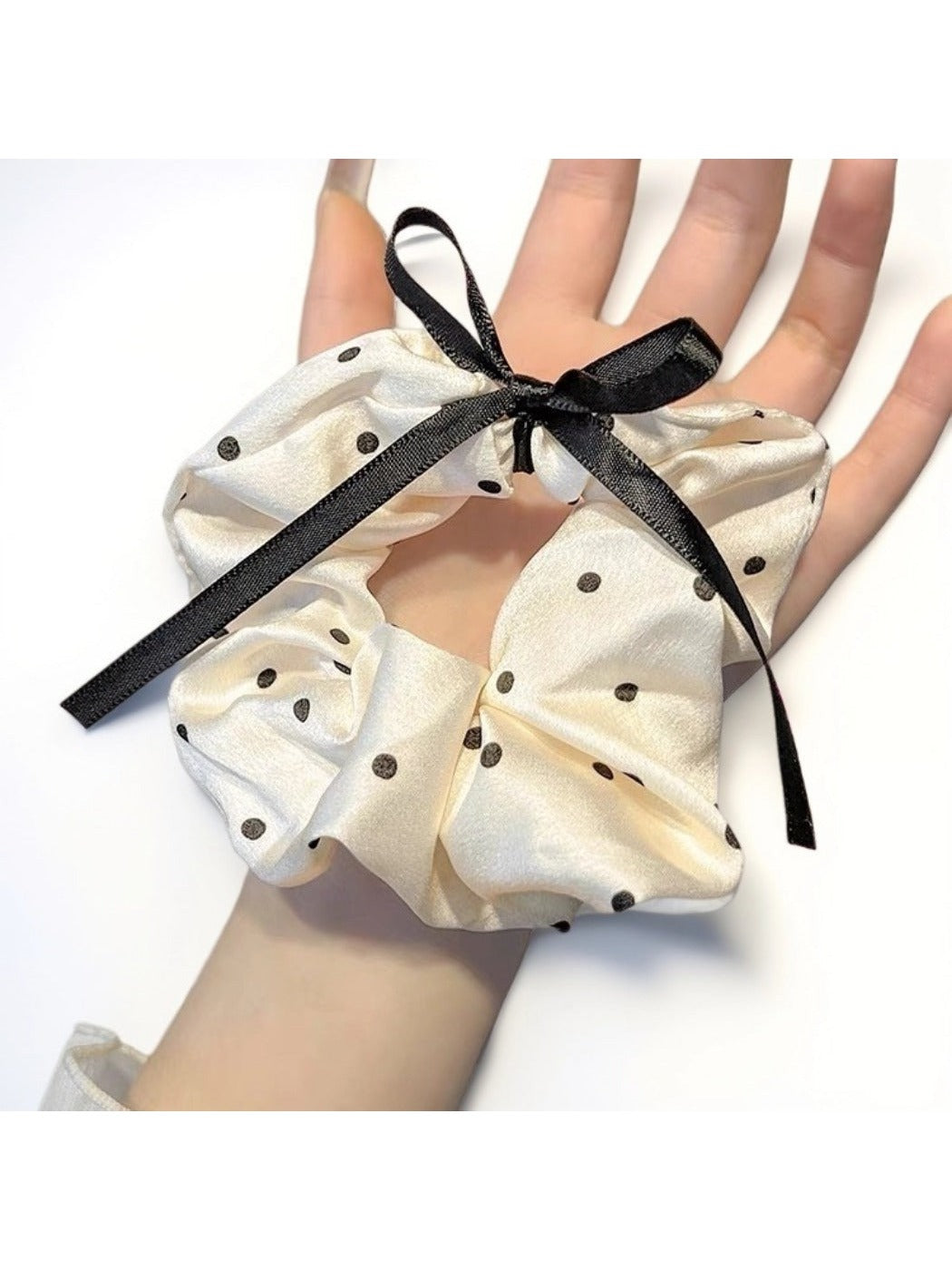 Gifty - Sweet Polka Dot Scrunchies
