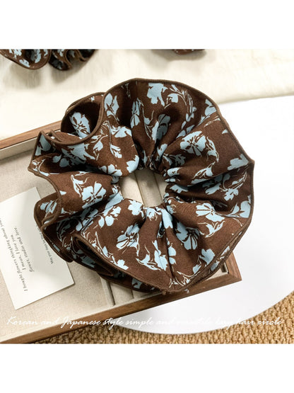 Gifty - Retro Blue Floral Scrunchie