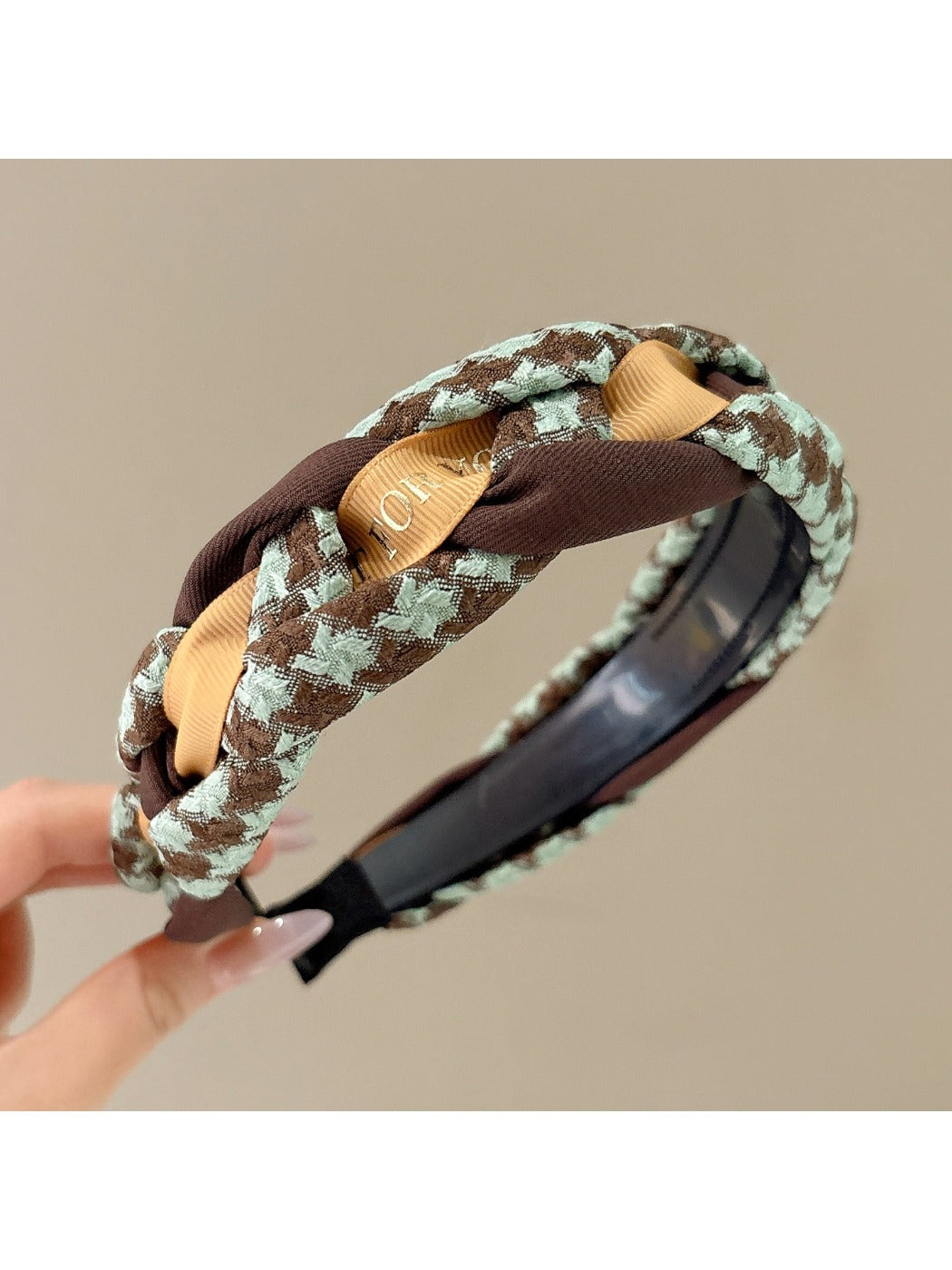 Gifty twist headband styled on a mannequin with a casual outfit