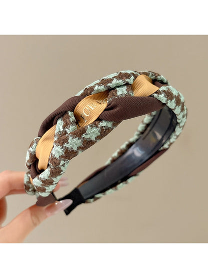 Gifty twist headband styled on a mannequin with a casual outfit