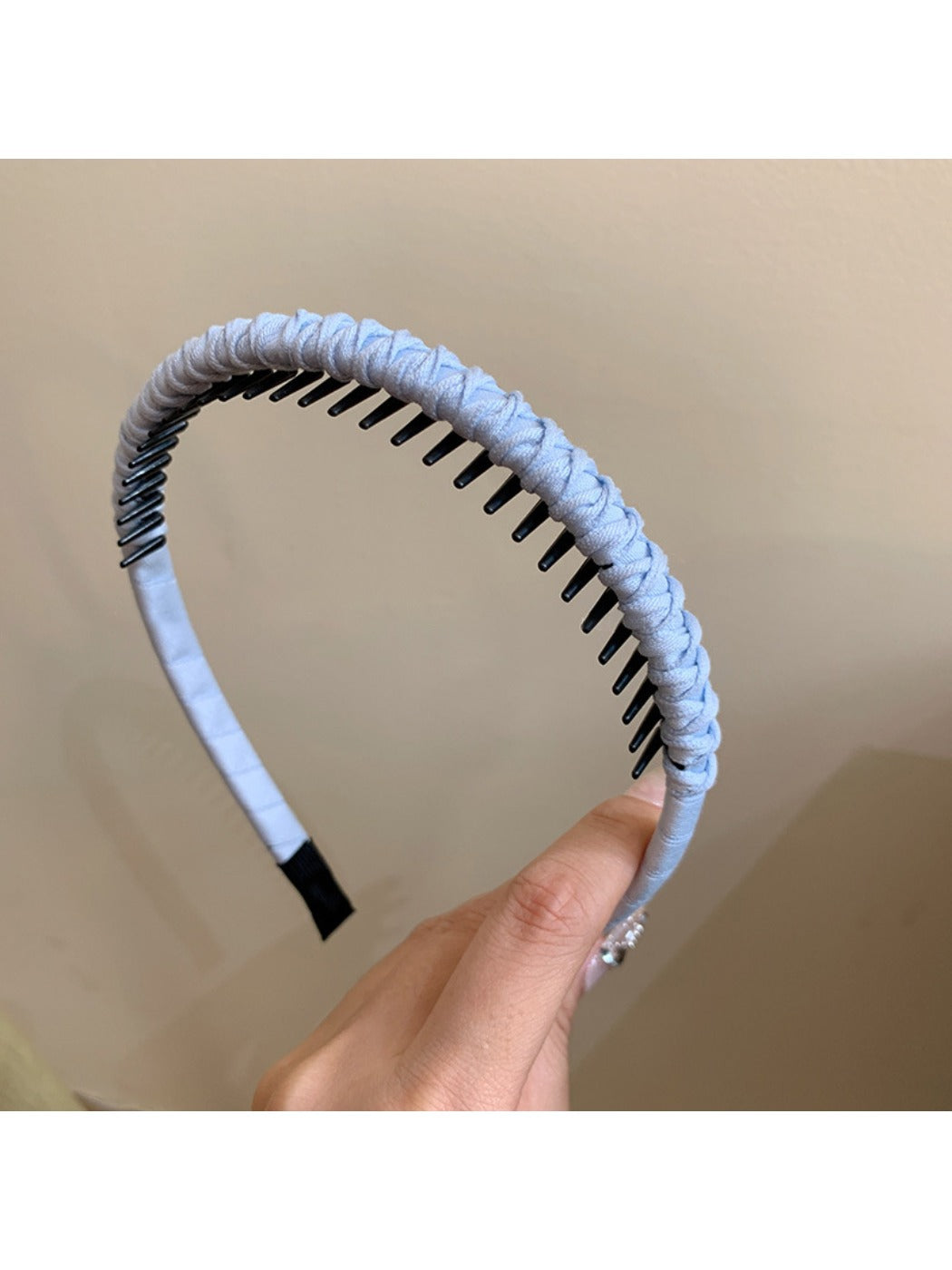 Model smiling while wearing Gifty minimalist solid color headband