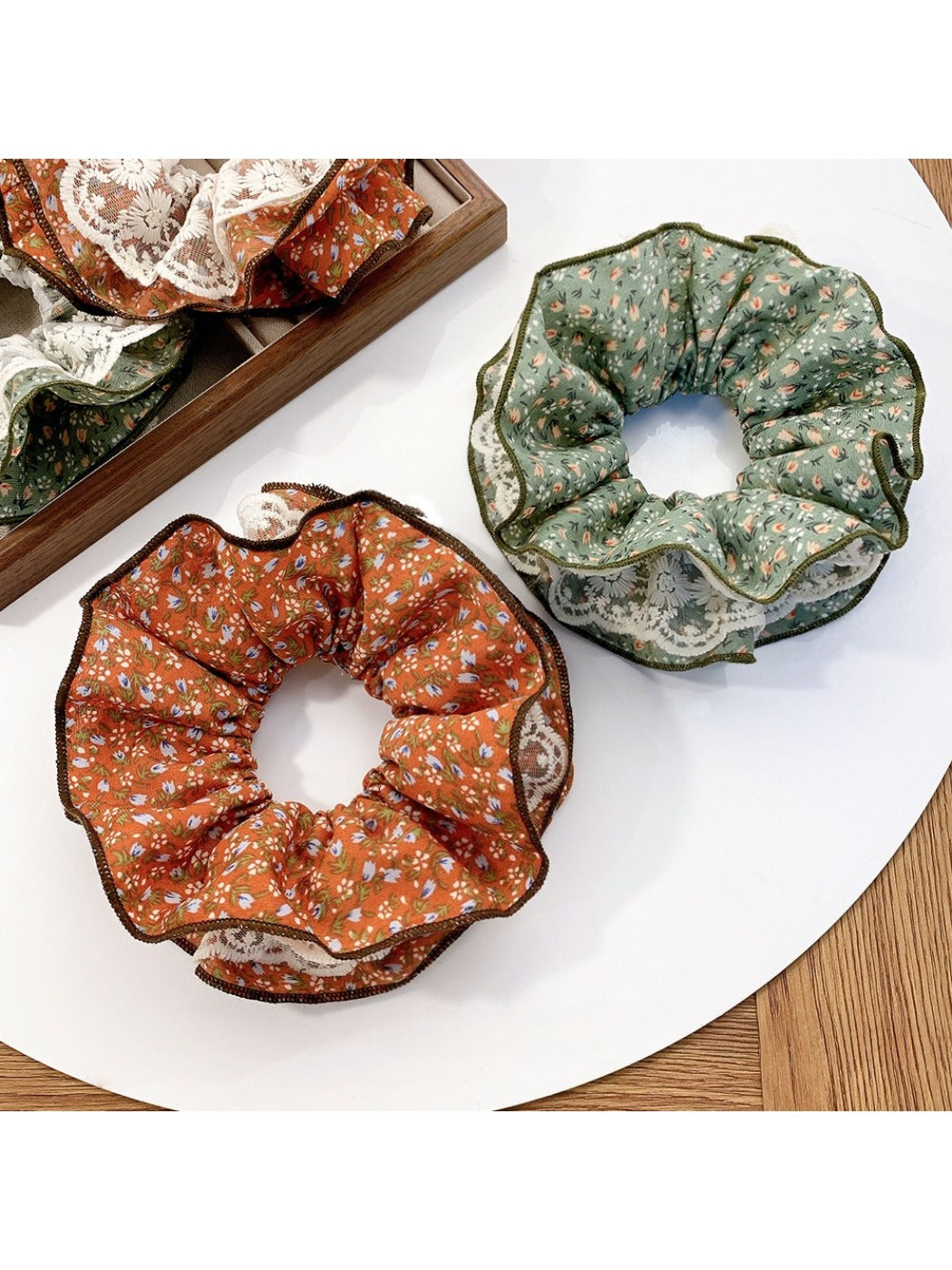 Gifty - Delicate Floral Lace Scrunchie