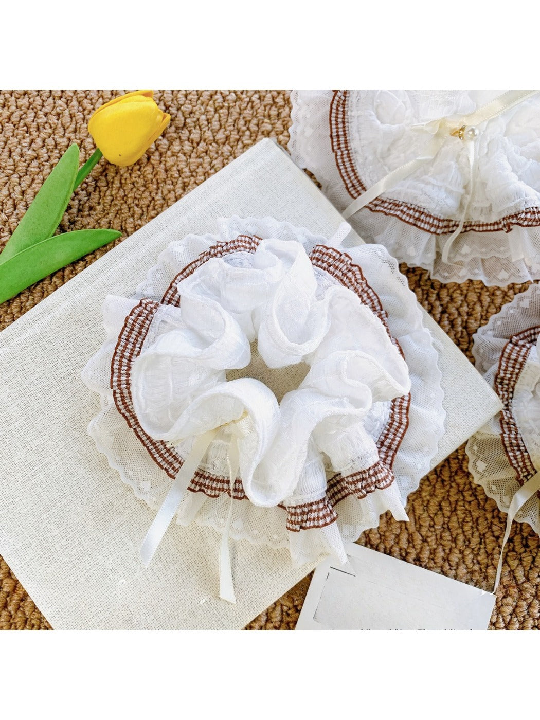 Gifty - White Lace Bow Scrunchie