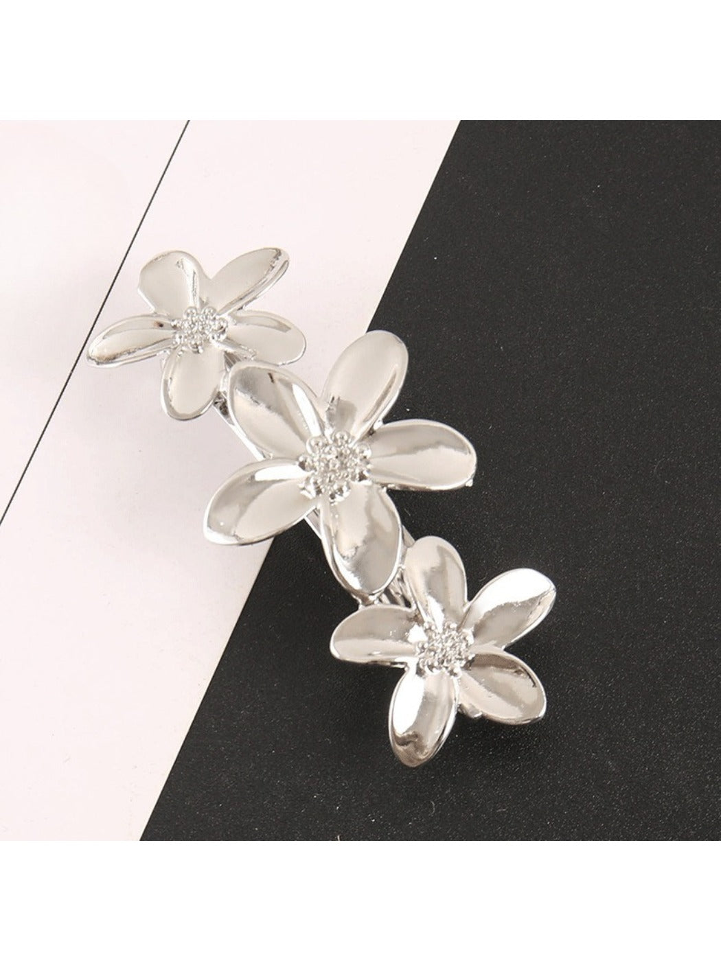 Beau - Trendy Flower Shaped Hair Clip