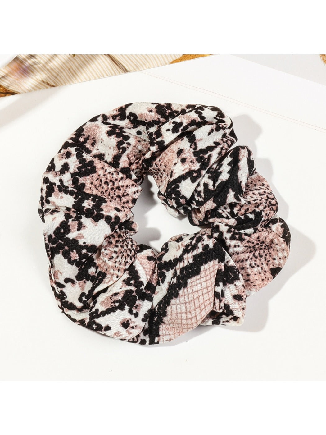 Gifty - Fashionable Leopard Print Scrunchie