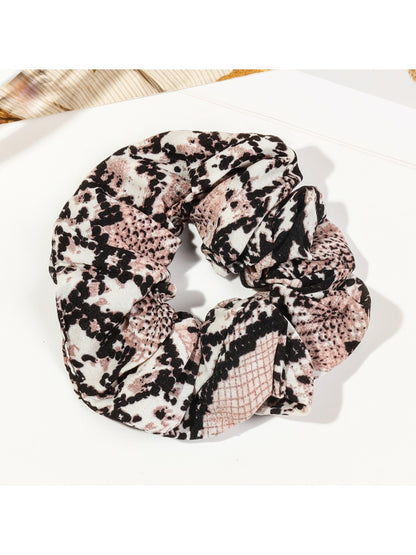 Gifty - Fashionable Leopard Print Scrunchie