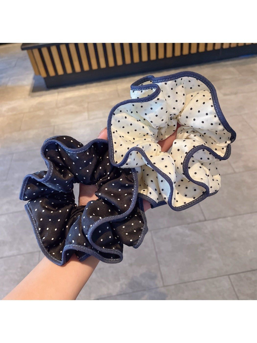 Gifty - Pola Dot Ruffle Scrunchie