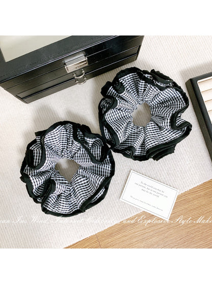 Gifty - Black and White Checkered Scrunchie