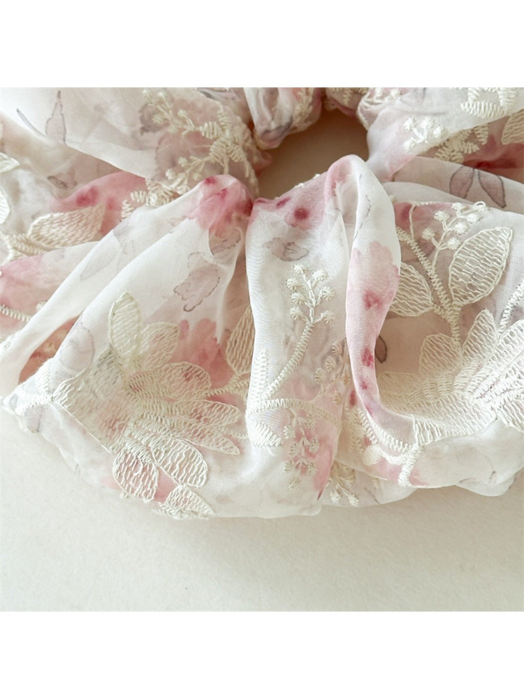 Gifty - Floral Embroidered Scrunchie